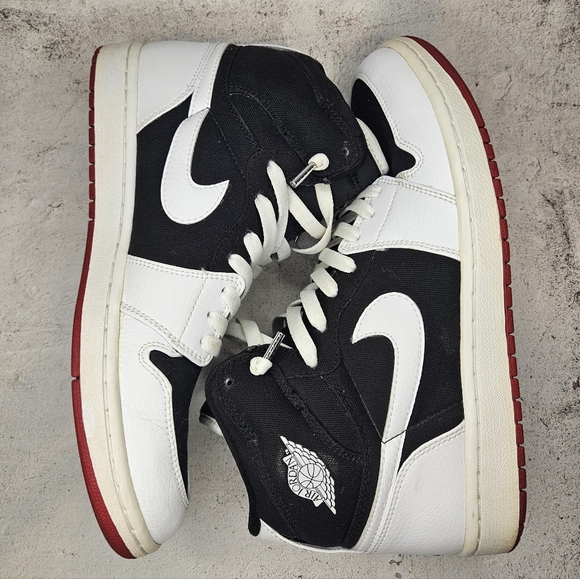 2008 Nike Air Jordan 1 High / Mens SIZE 10.5 / Colorway - Black, White, & Red - Picture 9 of 13